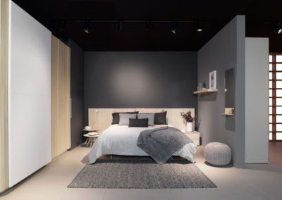 Dormitorio con el cabecero AV con armario de tres puertas correderas