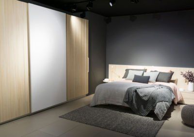 Dormitorio moderno con el cabecero AV
