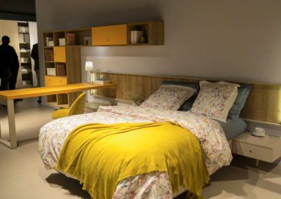 Dormitorio que combina el cabecero Homage con módulos airbox
